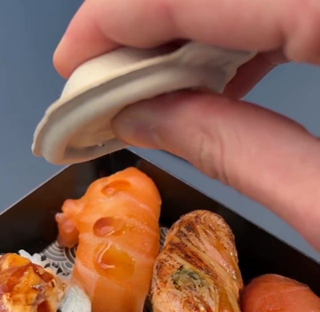 プラスチック製の使い捨てしょうゆ入れを堆肥可能な素材で新開発