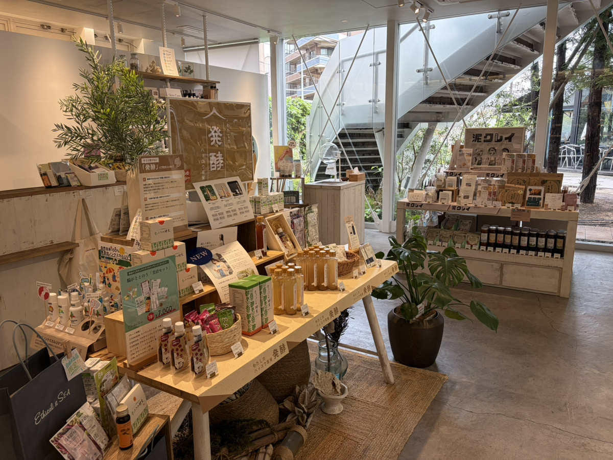 Ethical&SEA 自由が丘店の店内と商品
