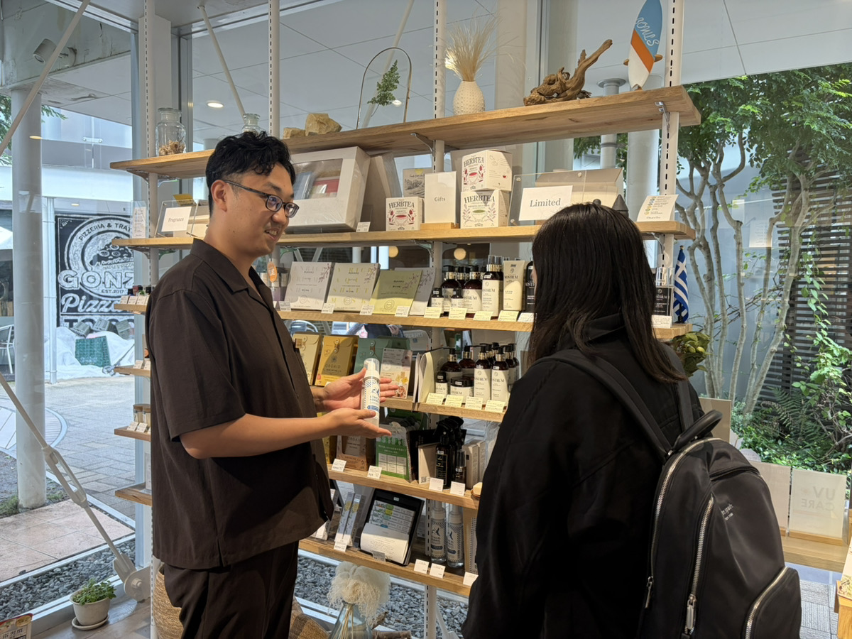 Ethical&SEA 自由が丘店で接客するスタッフ
