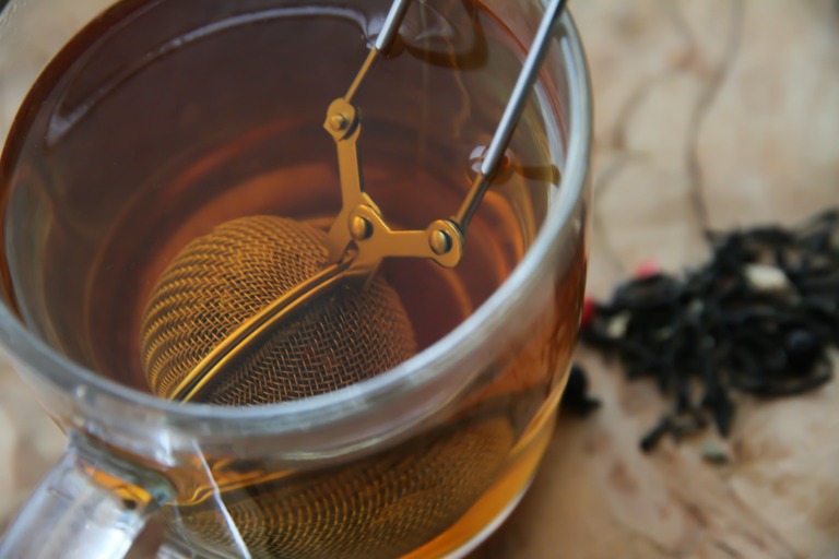 繰り返し使えるコットンバッグや茶こしを取り入れる